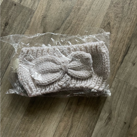 NWT Women’s Ivory Knitted Bow Winter Headband - Picture 2 of 3